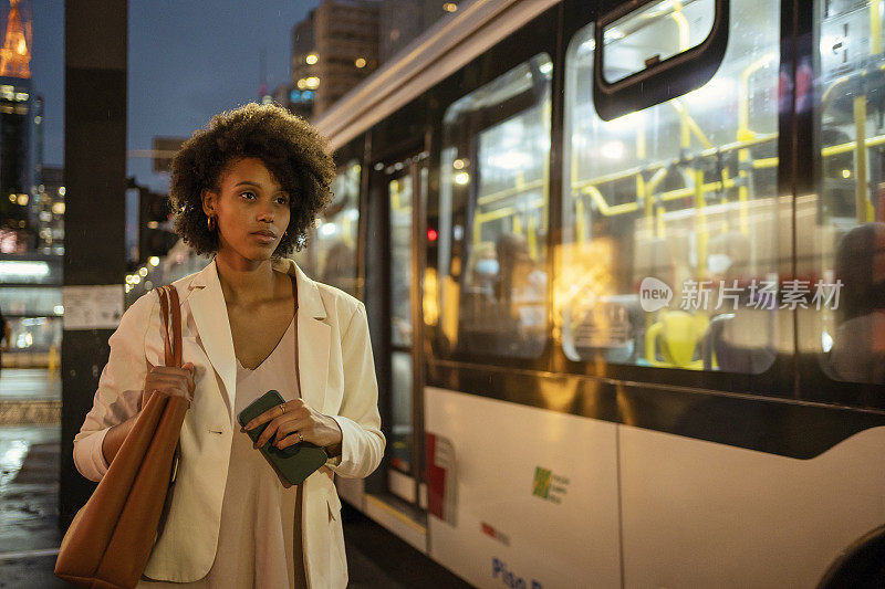 在圣保罗大道上，一名手持智能手机的女子的肖像，São Paulo，巴西。
